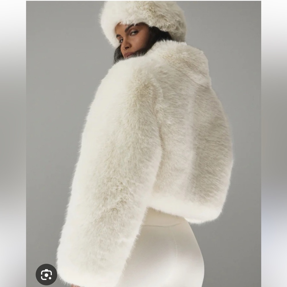 NWT Alo Yoga Opulent Faux Fur Cropped Jacket in Ivory - S - Picture 7 of 16